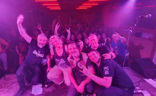 ESKERRIK ASKO DONOSTIA!
Atzo gazamena izan zen gure qbesti berriak zuekin partekatzea eta elkarrekin giro ezin hobea sortzea. 
Esker bereziak @dabadabass ko eta @le.bukowski -ko jendeari emandako erraztasunengatik, baita Alkolea Klub-ari gaua musikaz girotzeagatik, bereziki @le113 . 🔥
Ayer fue una gozada compartir nuestras nuevas canciones con vosotr@s y crear un ambiente inmejorable.
Un agradecimiento especial a la gente de Dabadaba y Le Bukowski por las facilidades y a Alkolea Klub por ambientar la noche con música, en especial @le113.
Hurrengoak/Siguientes
06/06 Bergara @ Plaza (Jaiak)
06/20 Eibar @ Untzaga Plaza (Jaiak)
07/18 TBA (Jaiak)
09/05 Artea @ Plaza (Jaiak)
Data gehiago iragartzeko / Mas fechas por anunciar
Kontratazioa info@maukamusik.com