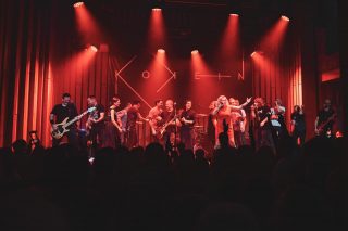 Nondik hasi… Larunbatean bizi izan genuena oso polita, hunkigarria, berezia eta ahaztezina izan zen. Eskenatokia partekatu genuen lagun maiteen babesarekin, antolakuntzan eta teknikan izan genuen talde marabillosoarekin eta bertaratu zinetenon berotasunarekin horrelako mila gau pasako genituzke. Mila esker bihotzez guzti guztioi! Asko maite zaituztegu! ❤️🖤🤍
Como decirlo… Lo que vivimos el sábado fue algo muy bonito, emocionante, especial e inolvidable. Con el apoyo de nuestrxs queridxs amigxs con lxs que compartimos escenario, el equipazo maravilloso en la organización y técnica, y el calor de todxs lxs que os acercasteis podríamos pasar miles de noches como esa. Mil gracias de corazón a todxs! Os queremos mucho! ❤️🖤🤍
📸 @eideriturriaga