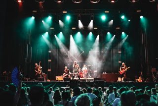 25. Urte horrela ospatzea izugarria da.2025 ahaztezina izan da eta bihotza betea utzi digu.2026eko hasiera arnasteko hartu dugu eta datorrena ondo prestatzeko.Pozaren pozez gaude datorrenarekin eta irrikaz zuekin elkarbanatzeko.ADI egon😉😎!!Laister gehiago🤘🏻💋. 📸 @eideriturriaga #kokein #bideadahelmuga #bestparnersever #berriaklaister